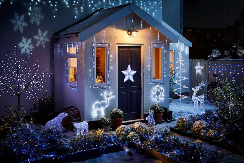 The History of Christmas Lights on Houses